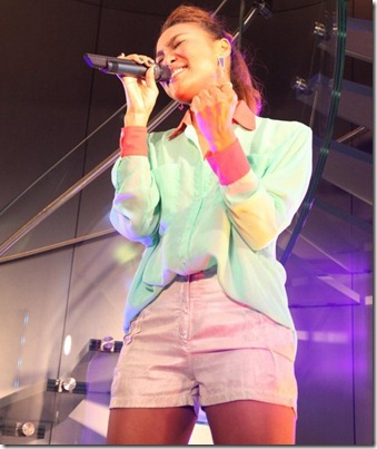 crystal-kay-apple-store-201202